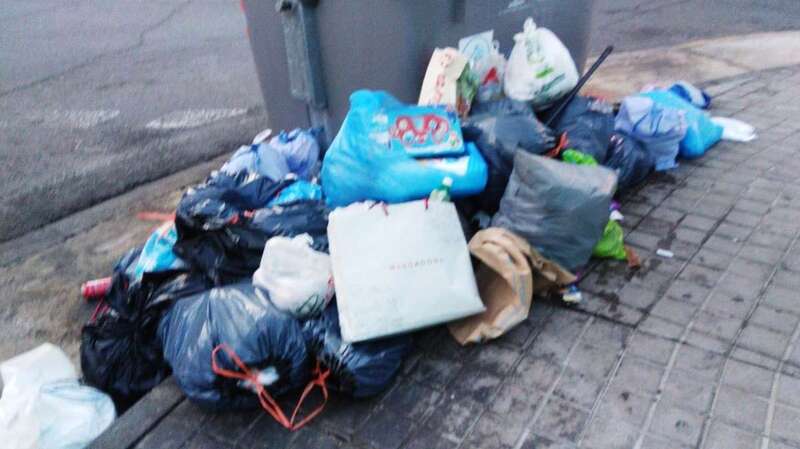 Bolsas de basura donde antes estaban los contenedores de recogida, frente a la parada de guaguas en Melenara (Foto TA)